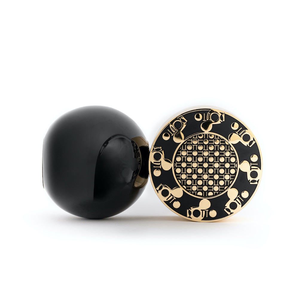 2+6 — an enigmatic woody amber inspired by Malevic’s Black Square