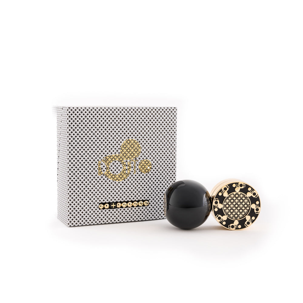 2+6 — an enigmatic woody amber inspired by Malevic’s Black Square